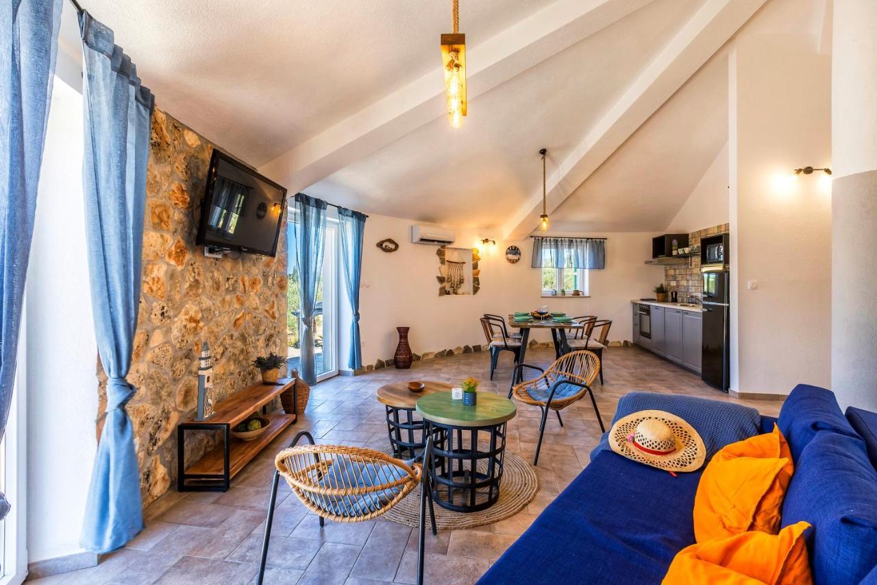 Island Getaway - Heritage House Mirce المظهر الخارجي الصورة