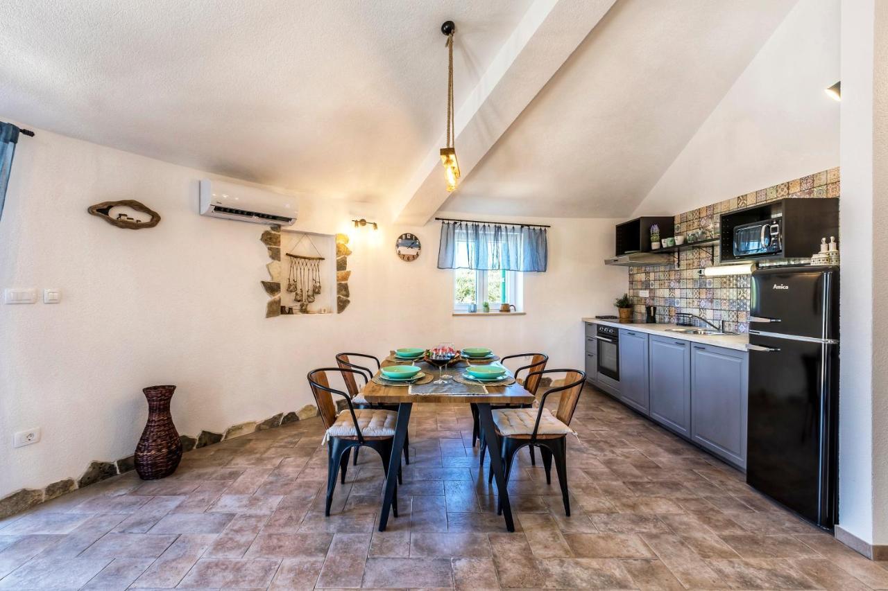 Island Getaway - Heritage House Mirce المظهر الخارجي الصورة
